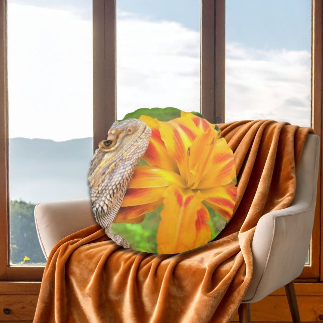 Bartete Drache und Orange Lily Print Rundes Kissen (This image of Lil' Murph, the bearded dragon star of LizardPlanet.com is there, and now on a pillow!)