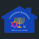 BARUCH-ATAH ADONAI| Chanukah-Segnungen Gartenschild<br><div class="desc">Stilvolles, modernes HANUKKAH BLESSINGS Yard Sign um Ihren Curb-Reiz zu steigern. Design zeigt ein goldfarbenes MENORAH mit bunten STAR OF DAVID und silbergrauen DREIDEL. Oben befindet sich ein kurviger Text, der sagt CHANUKAH BLESSINGS und unter dem Text steht BARUCH ATAH, ADONAI (Gesegnet sind Sie, o Gott). ALLER TEXT IST KÖNNLICH,...</div>