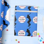 Baseball Ball Player Kids Name Birthday Blue Geschenkpapier<br><div class="desc">Baseball Ball Player Kinder nennen Geburtstagskorb. Silhouette der Baseballspieler und Baseballbälle mit einem individuelle Name auf blauem Hintergrund. Personalisieren Sie mit Ihrem Namen.</div>