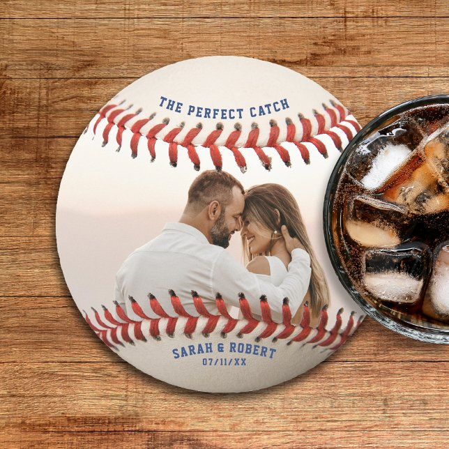 Baseball das perfekte Catch Couple Foto Hochzeit Runder Pappuntersetzer (Baseball The Perfect Catch Couple Photo Wedding Round Paper Coaster
)