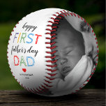 Baseball des ersten Vaters<br><div class="desc">Individuelles Baseballgeschenk mit dem Text "Happy First Vatertag Papa",  einem niedlichen roten Herz und dem Namen der Kinder. Außerdem 2 Fotos für die ganze Familie,  damit Sie sich ganz individuell gestalten können,  um dies zu einem besonderen Geschenk für die Väter zu machen.</div>