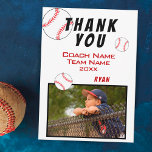 Baseball-Foto Danke, Coach Card Dankeskarte<br><div class="desc">Baseball danke Ihnen Coach-Karte mit Foto, danke Text, Coach-Name, Teamname, Jahr, Ihr Name und Baseball-Bälle. Die Karte ist in Weiß, Rot und Schwarz gehalten. Auf der Rückseite der Karte sind Baseballbälle. Foto Dankeschön Karte - fügen Sie Ihr Foto in die Vorlage. Personalisieren Sie die Karte mit Namen und Text. Vielen...</div>