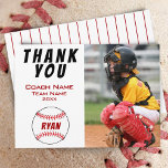 Baseball-Foto Danke, dass du Baseball-Karte traini Dankeskarte<br><div class="desc">Baseball danke Ihnen Coach-Karte mit Foto, danke Text, Coach-Name, Teamname, Jahr, Ihr Name und Baseball-Bälle. Die Karte ist in Weiß, Rot und Schwarz gehalten. Auf der Rückseite der Karte sind rote Streifen auf weiß. Foto Dankeschön Karte - fügen Sie Ihr Foto in die Vorlage. Personalisieren Sie die Karte mit Namen...</div>