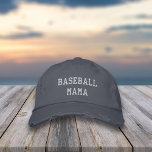 Baseball Mama Bestickte Baseballkappe<br><div class="desc">Feiern Sie Ihre Baseball-Mama-Ära mit diesem niedlichen Design mit "Baseballmama" in weiß bestickten Schriften. Macht ein tolles Dugout Mama Geschenk oder Spendenartikel!</div>
