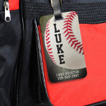 Baseball-Monogramm oder Name mit 2-4 Buchstaben Gepäckanhänger<br><div class="desc">Baseball Sporttasche oder Gepäckausweis ID Tag personalisiert mit einem Monogramm oder einen Namen bis zu 4 Buchstaben auf einem Foto eines Baseballs. Längere Namen erfordern eine Anpassung der Schriftart-Größe in EDIT oder kontaktieren Sie den Designer über Zazzle Chat oder makeitaboutyoustore@gmail.com, um Hilfe beim Bearbeiten zu erhalten und/oder wenn Sie dieses...</div>