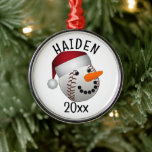 Baseball Snowman Weihnachten Ornament Aus Metall<br><div class="desc">* Niedlicher Baseballschneemann mit einer Weihnachtsmannmütze. * Ornamente haben verschiedene Stil und Form Optionen zur Verfügung. * Keramik-Ornamente sind zweiseitig (Vorder- und Rückseite anpassen). * Wählen Sie Schriftart Stil, Farbe und Textgröße zum Hinzufügen von Text. * Fügen Sie der Farbe Ihrer Wahl Hintergrundfarbe hinzu. * Verwenden Sie den CUSTOMIZE Button...</div>