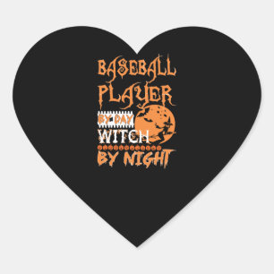 Baseball-Spieler bei Tag Hexe bei Nacht Halloween Herz-Aufkleber