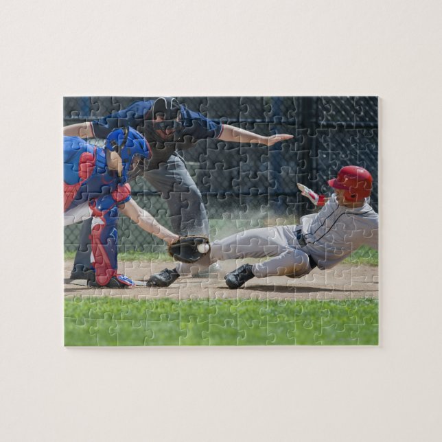 Baseball-Spieler, der in Zuhause gleitet (Horizontal)