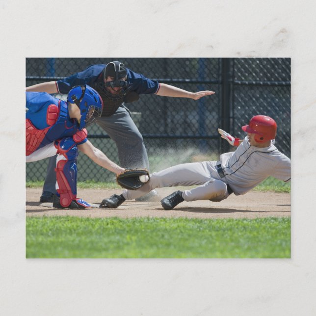 Baseball-Spieler, der in Zuhause gleitet Postkarte (Vorderseite)