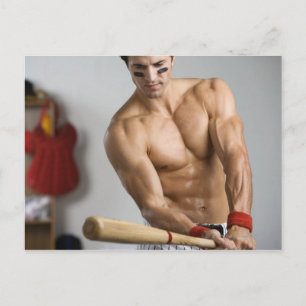 Baseball-Spieler mit bloßer Erwärmung der Brust Postkarte
