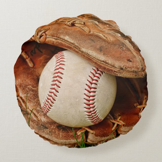Baseball und alter Mitt im Sommer-Gras Rundes Kissen (Rückseite)