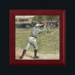 Baseballspieler in zweiter Base ausgeworfen Geschenkbox<br><div class="desc">Dieses Bild gehört zu Ken Burns' Baseballdokumentation! Ein Spieler wird in der Sekunde ausgeworfen,  wenn er sich bemüht,  die Basis zu erreichen. Das perfekte Geschenk für den Seemann in Ihrem Leben!</div>