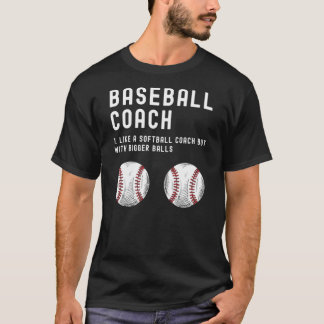 Baseballtrainer wie ein Softball mit größeren Ball T-Shirt