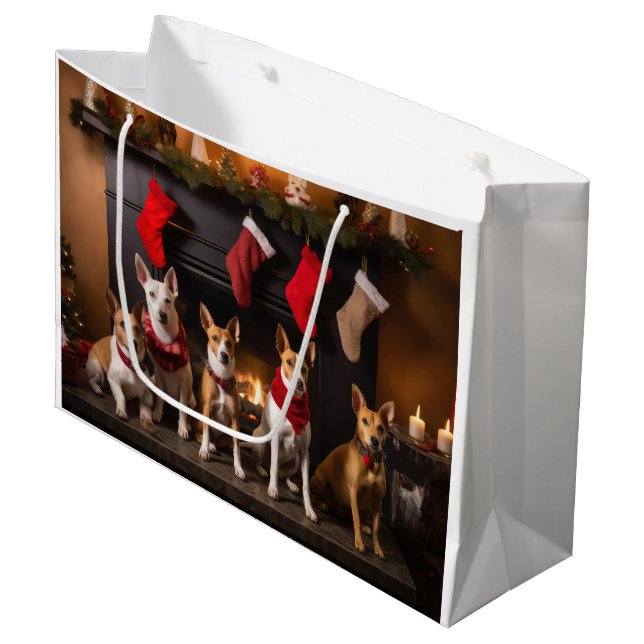 Basenji an der Weihnachtsfeier am Feuerplatz Große Geschenktüte (Vorderseite Schrägansicht)
