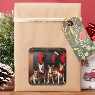 Basenji an der Weihnachtsfeier am Feuerplatz Quadratischer Aufkleber