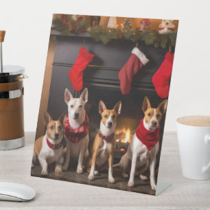 Basenji an der Weihnachtsfeier am Feuerplatz Sockelschild