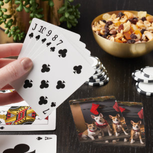 Basenji an der Weihnachtsfeier am Feuerplatz Spielkarten