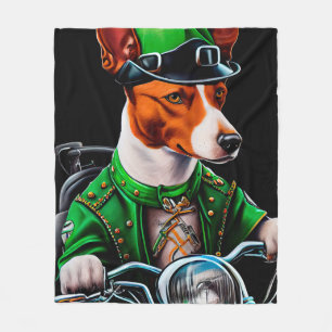 Basenji-Hund fährt Fahrrad am St. Patrick's Day Fleecedecke