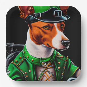 Basenji-Hund fährt Fahrrad am St. Patrick's Day Pappteller
