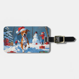 Basenji-Hund spielt im Schnee Winter Szene Gepäckanhänger