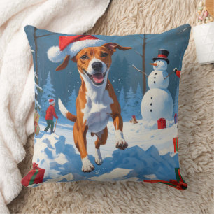 Basenji-Hund spielt im Schnee Winter Szene Kissen