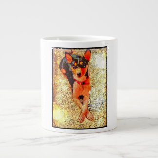 Basenji lounging sur la tasse de café