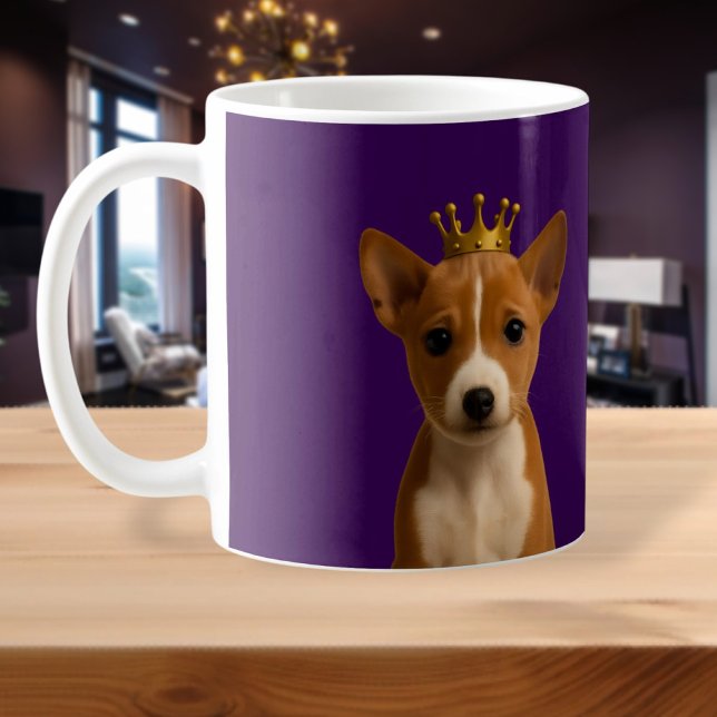 Basenji Welpe in Goldkrone Niedlich Kaffeetasse (Basenji Puppy in Gold Crown Cute Coffee Mug by Ricaso. Adorable pup dog on purple background)