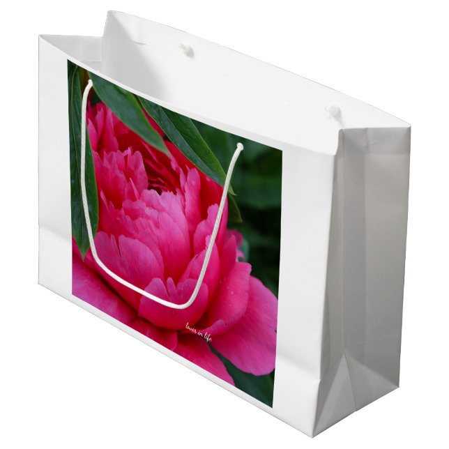 Bashful Pink Peony Große Geschenktüte (Vorderseite Schrägansicht)
