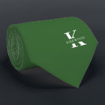 Basil Green Elegant Monogram   Name Krawatte<br><div class="desc">Eine elegante zweiseitige Krawatte mit einem fett-weißen Monogramm auf einem soliden Basil Green Hintergrund. Zusätzlich zu diesem Monogramm sitzt Ihr Vor- oder Nachname in allen Hauptstädte. Wenn Sie einen mutigeren Blick auf den persönlichen Namen im großen Buchstaben bevorzugen, können Sie folgendes tun: Benutzen Sie die Funktion Anpassen/Bearbeiten und klicken Sie...</div>