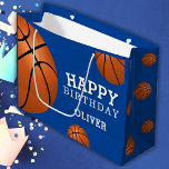 Basketball Ball Sports Happy Geburtstag Individuel Große Geschenktüte<br><div class="desc">Basketball Ball Sports Happy Geburtstag Individuelle Name Große Geschenktasche. Basketballbälle mit einem guten Geburtstagswunsch auf blauem Hintergrund. Personalisieren Sie Ihren Namen und machen Sie eine personalisierte Geschenktasche für einen Jungen oder ein Mädchen,  das Basketball Liebe.</div>