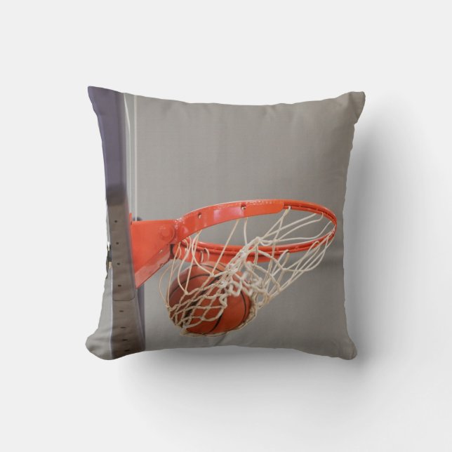Basketball, der im NettoWurfs-Kissen Swishing ist Kissen (Vorderseite)