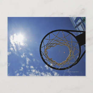 Basketball Hoop und die Sonne gegen den blauen Him Postkarte