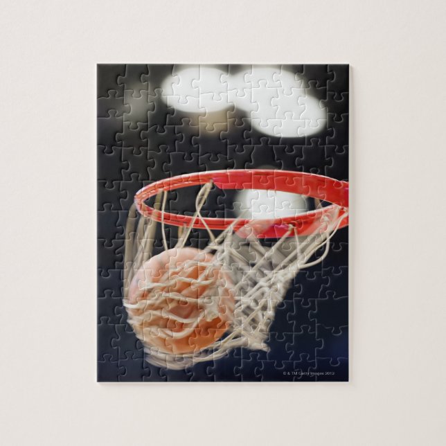 Basketball im Korb. (Vertikal)