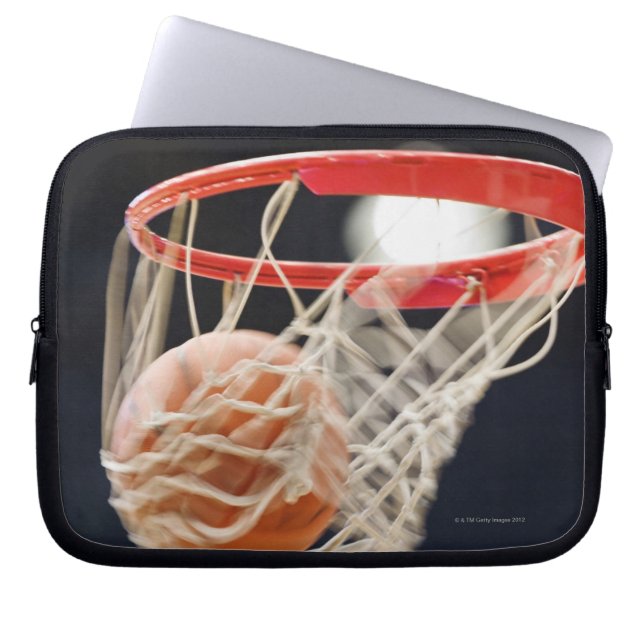 Basketball im Korb. Laptopschutzhülle (Vorderseite)