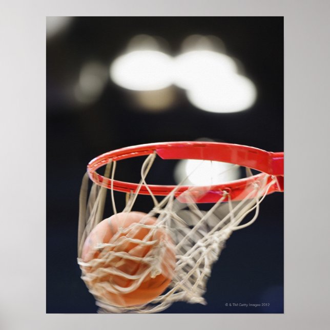 Basketball im Korb. Poster (Vorne)