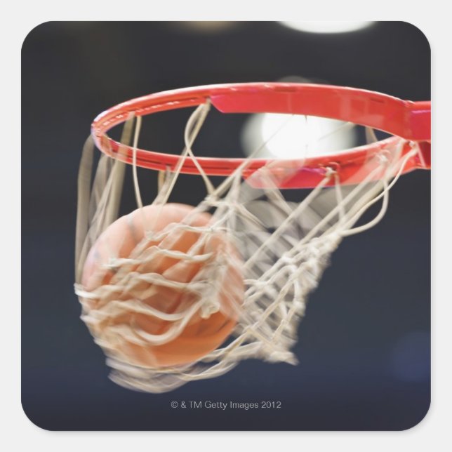 Basketball im Korb. Quadratischer Aufkleber (Vorderseite)
