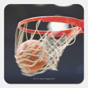 Basketball im Korb Quadratischer Aufkleber