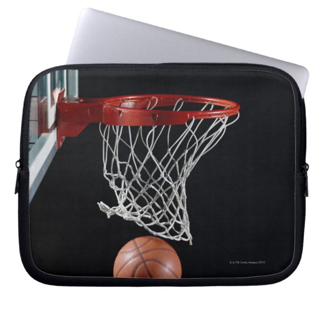 Basketball in Hoop Laptopschutzhülle (Vorderseite)