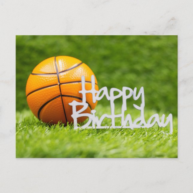 Basketball mit Happy Birthday Schild auf grünem Gr Postkarte (Vorderseite)