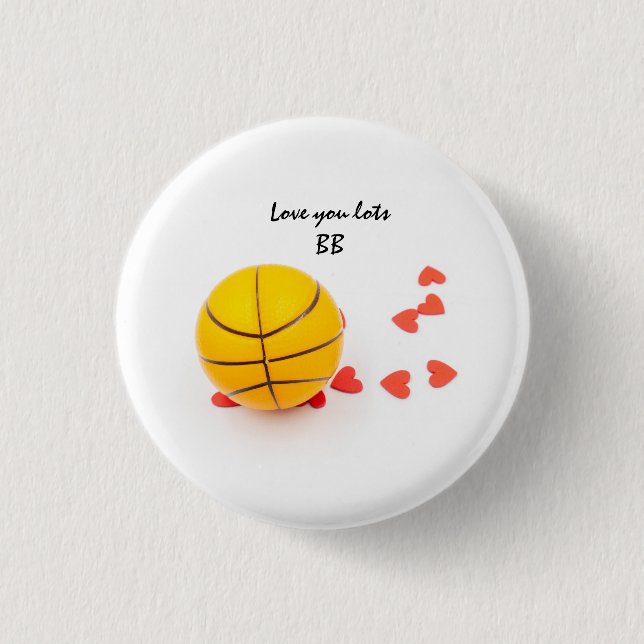 Basketball mit Liebe-Herz für Valentine Button (Vorderseite)