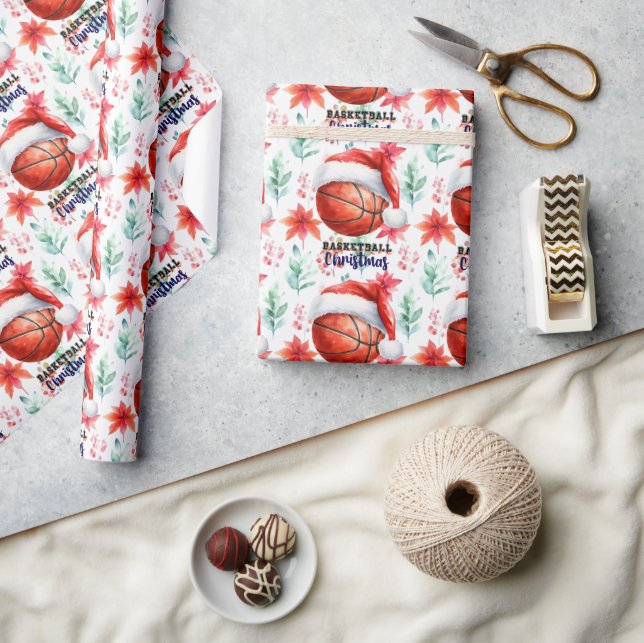 Basketball mit Weihnachtsmannmütze zu Weihnachten Geschenkpapier (Kunsthandwerk)