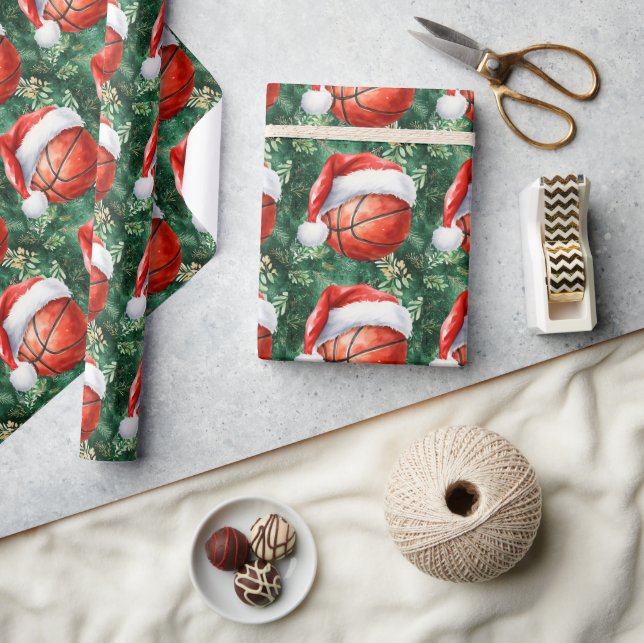 Basketball mit Weihnachtsmannmütze zu Weihnachten Geschenkpapier (Kunsthandwerk)
