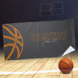Basketball Player Name Coach Sporttuch Strandtuch<br><div class="desc">Modernes und einfaches Basketballspielhandtuch mit Typografie-Design. Personalisiert mit Name und Nummer des Spielers. Dieses personalisierte Basketballsporthandtuch ist der perfekte Weg, um Ihre Liebe des Spiels zu zeigen. Das moderne und einfache Design zeichnet sich durch eine Basketballgrafik mit dem Wort "Basketball" in Typografie aus. Sie können das Handtuch mit Ihrem Namen,...</div>