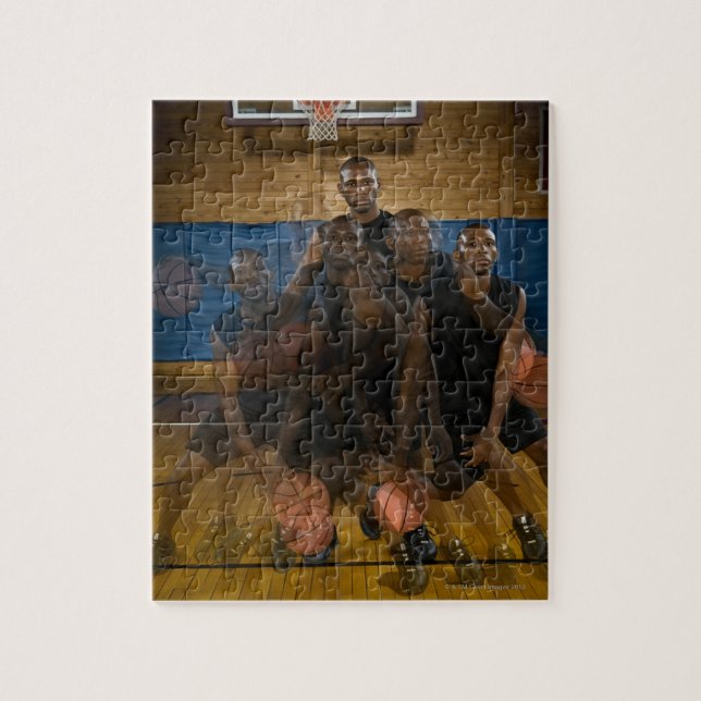 Basketballspieler, der auf dem Platz treibt (Vertikal)