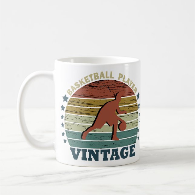 Basketballspieler, der im Retrostil den Sonnenunte Kaffeetasse (Links)