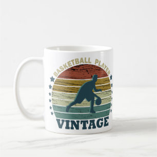 Basketballspieler, der im Retrostil den Sonnenunte Kaffeetasse