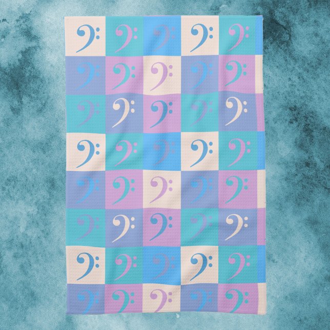 Bass Clef Music Pattern Pastellfarben Geschirrtuch (A kitchen towel with a pattern of bass clef symbols in pastel colors.)