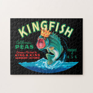 Bass-Fische, die eine Krone auf einem schwarzen