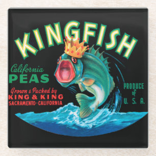 Bass-Fische, die eine Krone auf einem schwarzen Glasuntersetzer