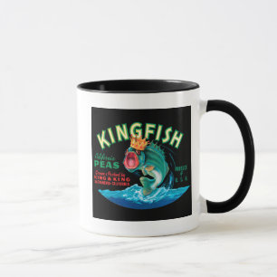 Bass-Fische, die eine Krone auf einem schwarzen Tasse